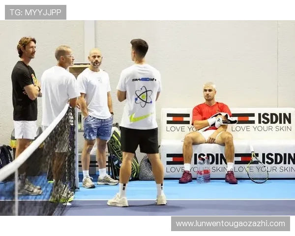 阿尔卡拉斯抵达巴黎积极备战网球赛事身体状态保持良好备受关注热议中