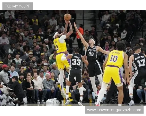 文班在移动中接球威胁显著马刺应加强战术调整以提升进攻效率 文班在移动中接球威胁显著马刺应加强战术调整以提升进攻效率